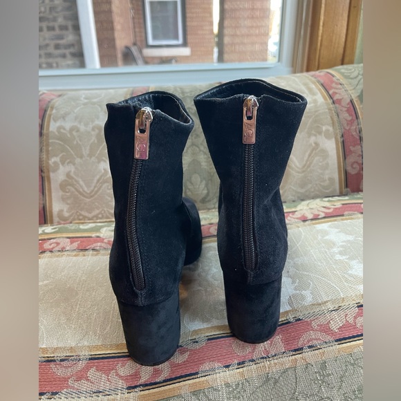 AGL Women’s Betty Block Heel Bootie. Size 35.5 EU/ 5.5 US
N12-02 - Picture 4 of 8